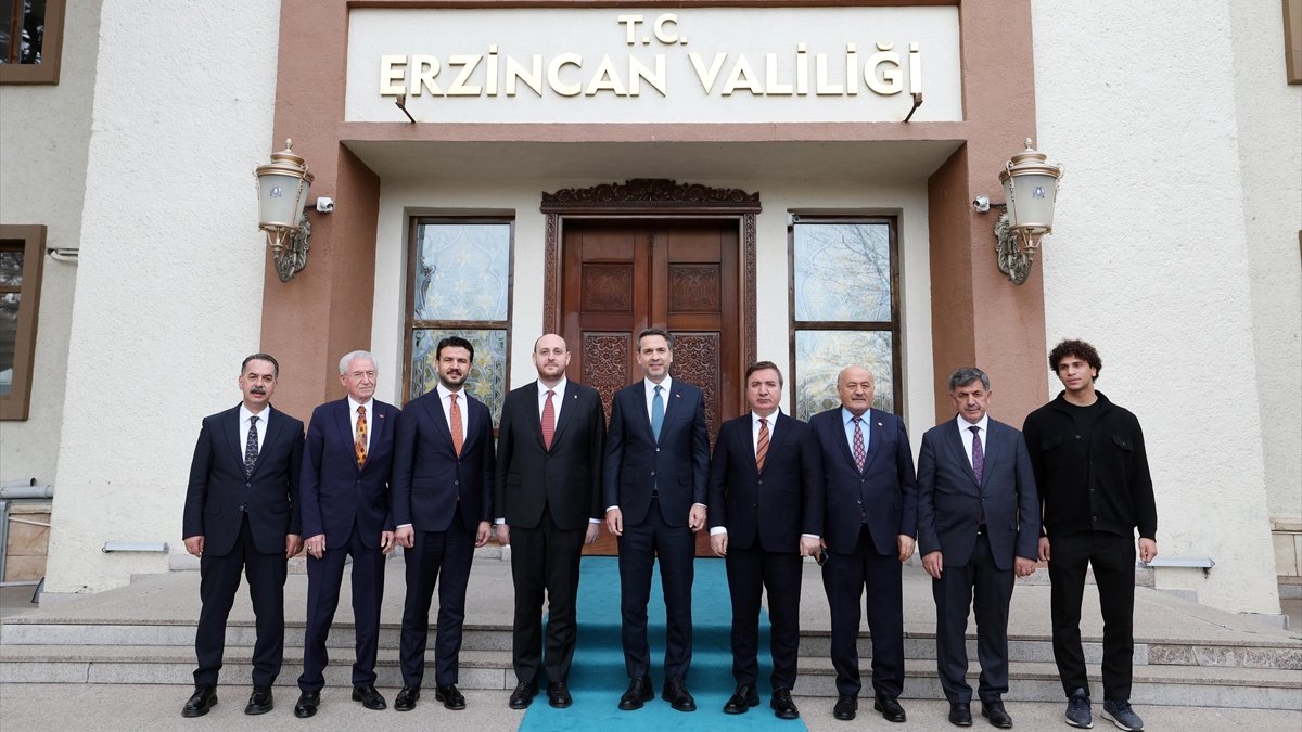 Bakan Bayraktar, AK Parti Erzincan İl Başkanlığı ziyaretinde konuştu: