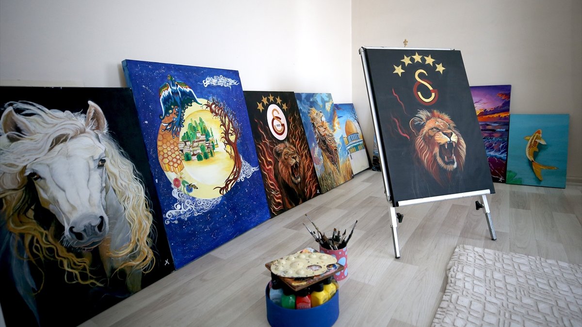 Bedensel engelli Kübra, yaptığı resimlerle hayatına renk katıyor