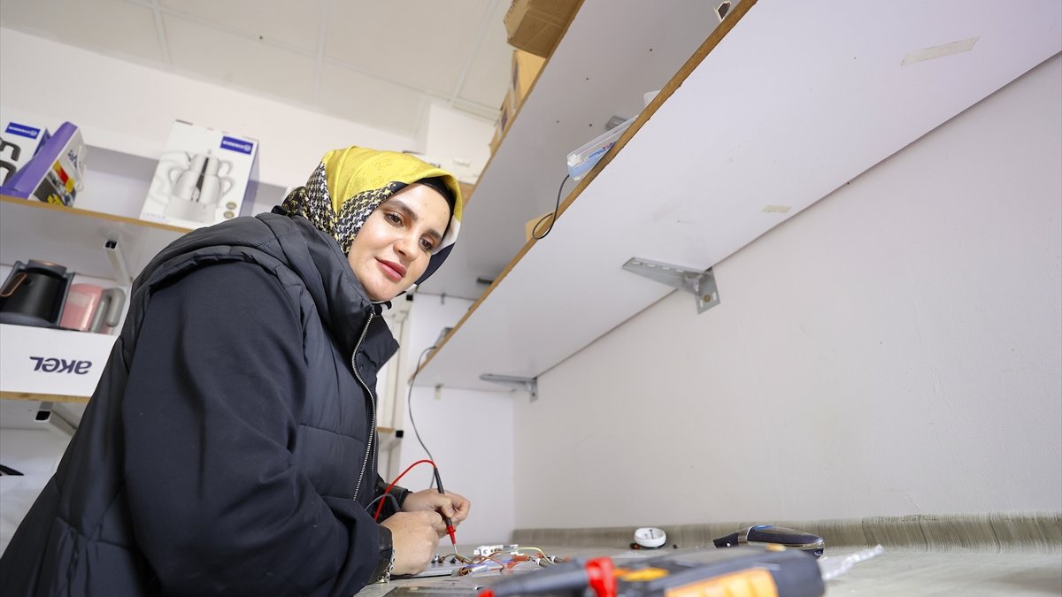 Beyaz eşya tamircisi Aslı usta 5 yıldır arızalara çözüm üretiyor