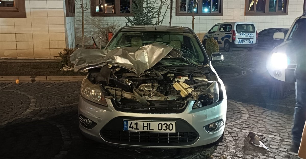Bingöl'de kontrolden çıkarak 3 araca çarpan otomobildeki 4 kişi yaralandı