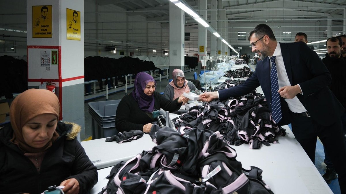 Bitlis Belediye Başkanı Tanğlay, çalışan kadınları ziyaret etti