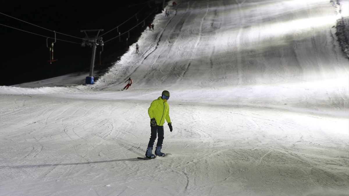Bitlis'te ışıklandırılan tesiste gece kayağı keyfi