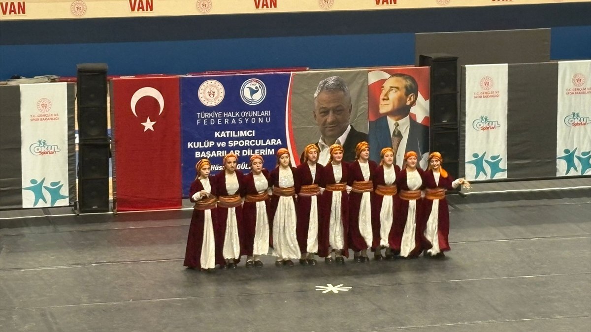 Çatak'ta halk oyunları ekibi il şampiyonu oldu