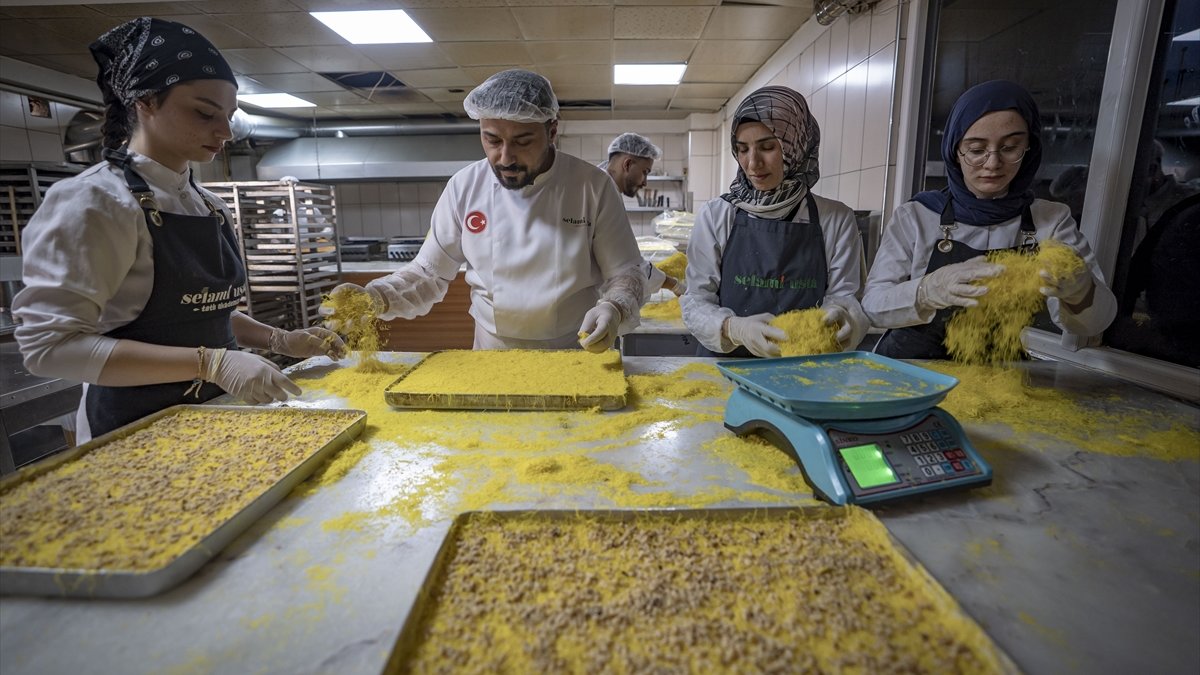 Devlet desteğiyle büyüttüğü işinde geleceğin tatlı ustalarını yetiştiriyor