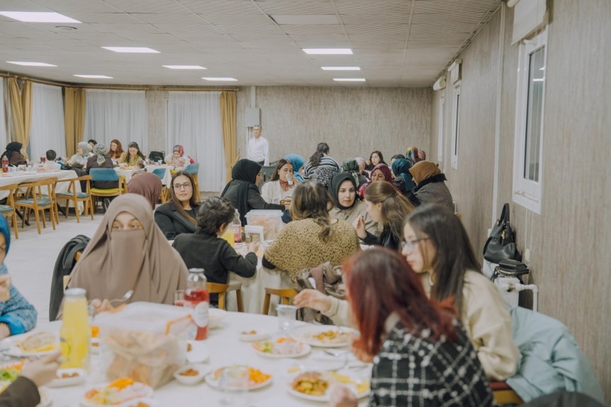 Diyadin Kaymakamı Furkan Korkusuz, 8 Mart dolayısıyla düzenlenen iftar programına katıldı 3