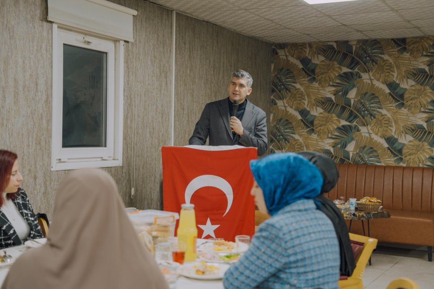 Diyadin Kaymakamı Furkan Korkusuz, 8 Mart dolayısıyla düzenlenen iftar programına katıldı 4