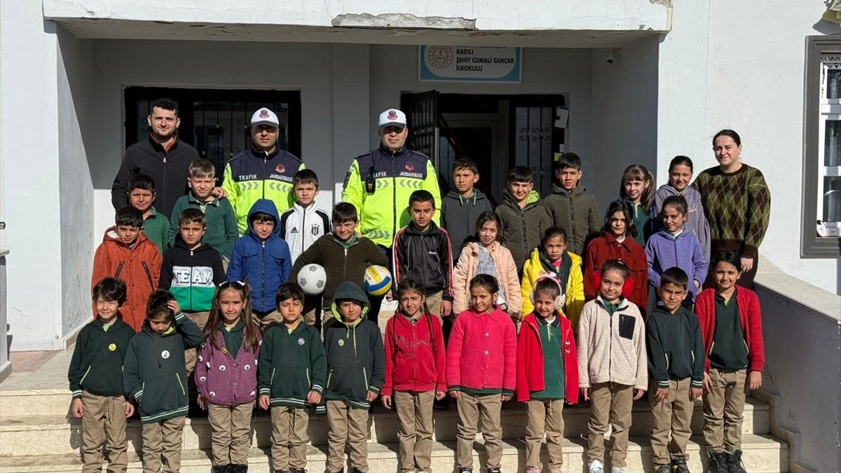 Doğanşehir'de jandarmadan öğrencilere trafik semineri