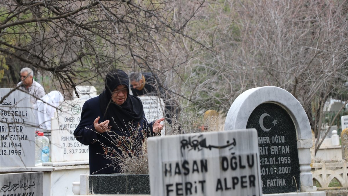 Elazığ'da bayram arifesinde mezarlıklar ziyaret edildi