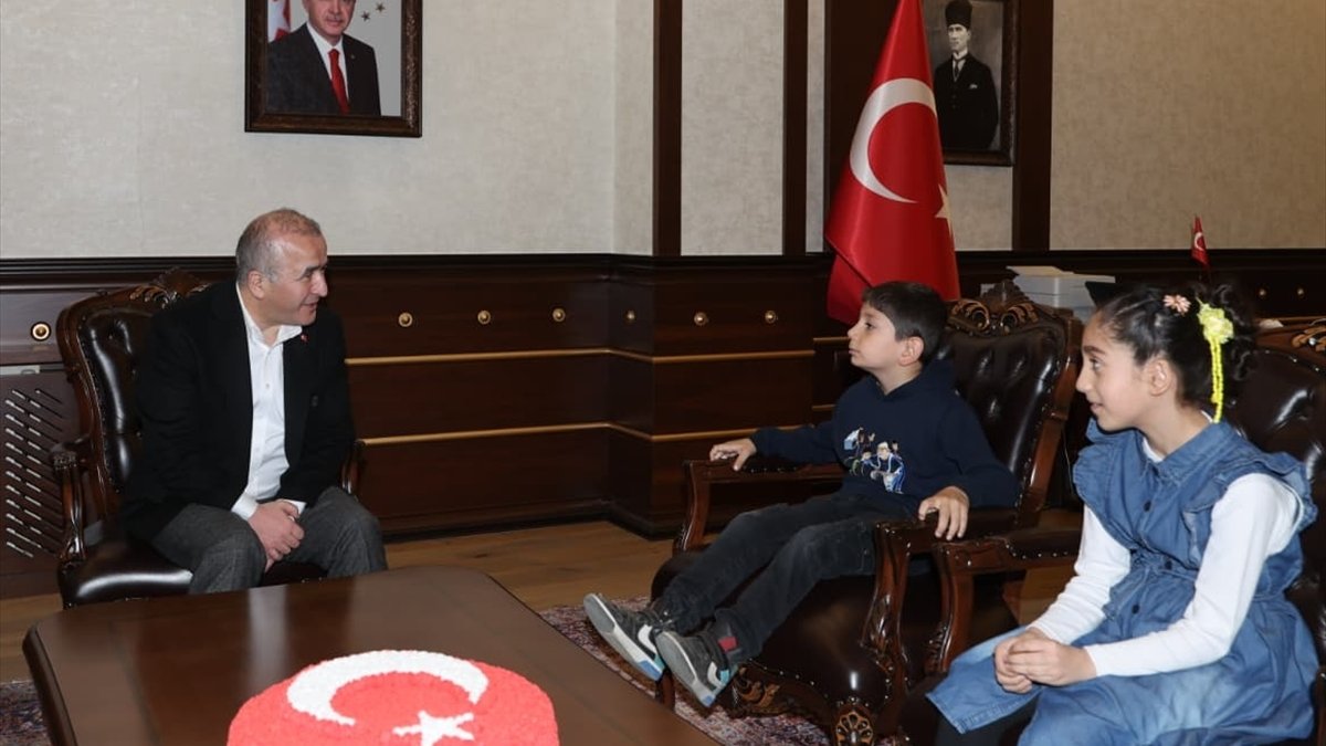 Elazığ Valisi Hatipoğlu, Türk bayrağını yerden kaldıran çocukları makamında ağırladı