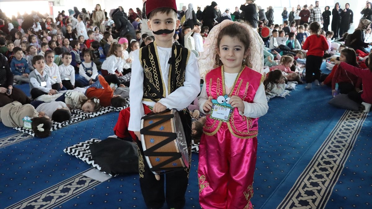 Erzincan'da anaokulu öğrencileri için davul ve maniler eşliğinde sahur etkinliği düzenlendi