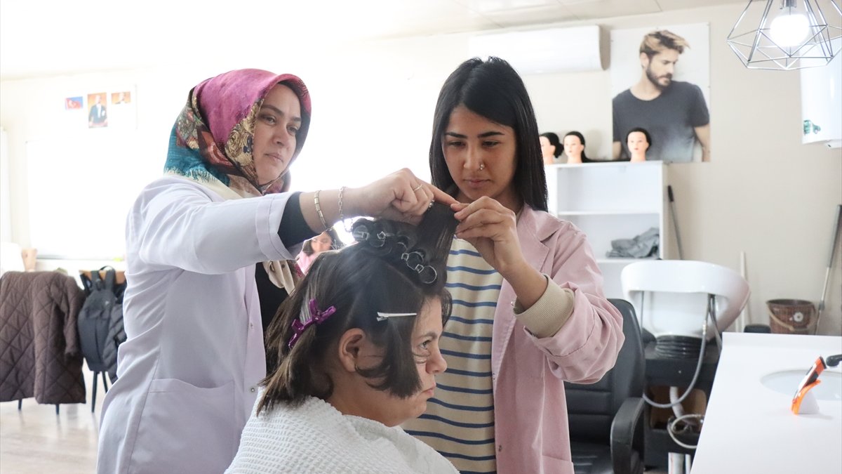 Erzincan'da özel gereksinimli öğrenciler meslek öğrenerek hayata hazırlanıyor