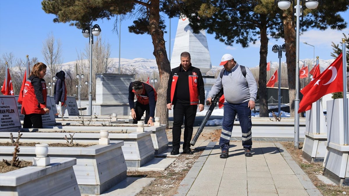 Erzincan'da şehit mezarlarında bakım ve onarım çalışması yapıldı