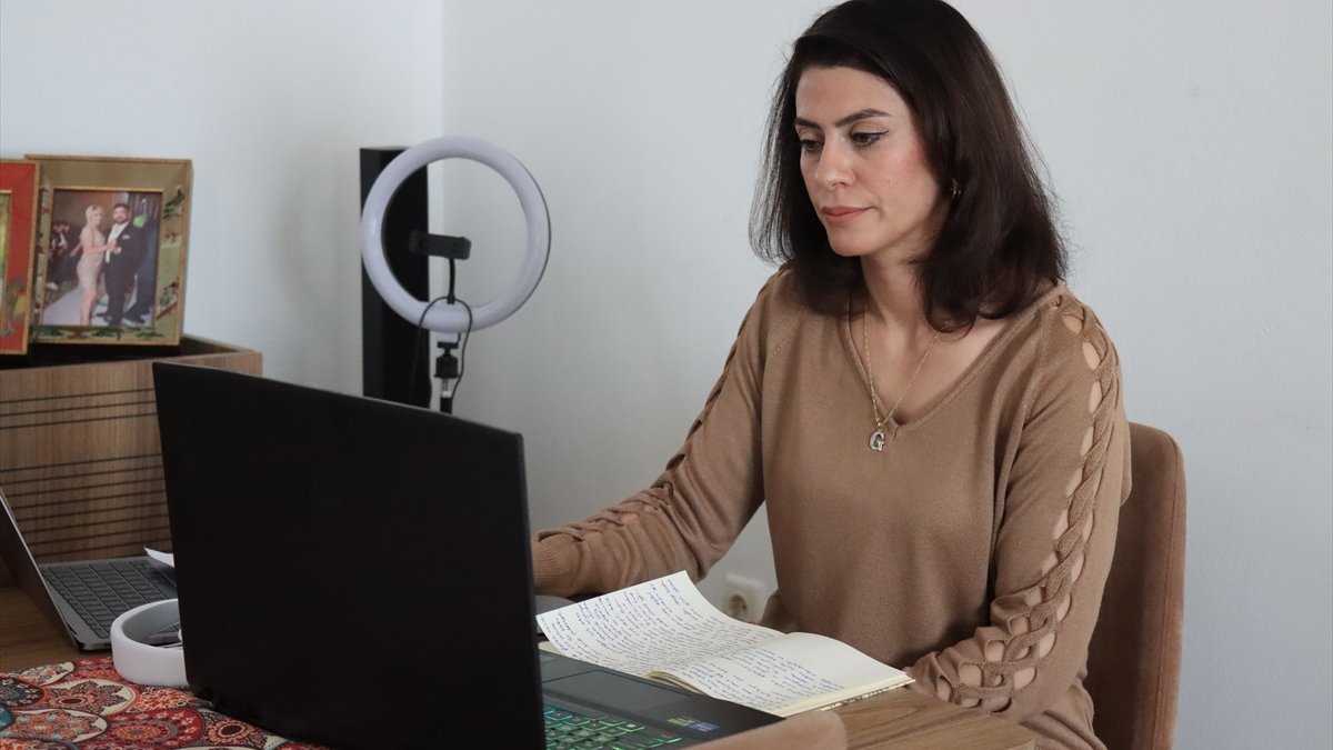 Erzincanlı ev hanımı yapay zekayla müzik, görsel ve dijital içerik hazırlıyor