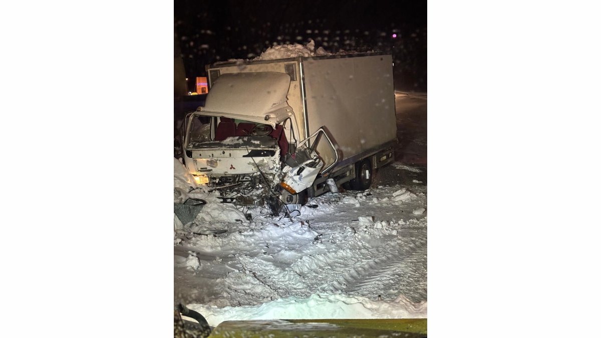 Erzurum'da iki kamyonetin çarpıştığı kazada sürücülerden 1'i öldü, diğeri yaralandı