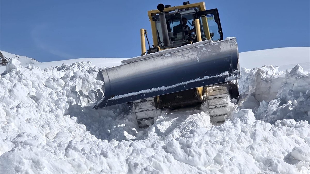 Erzurum'da kar kalınlığı yer yer 2 metreyi bulan mezra ekiplerin çalışmasıyla ulaşıma açıldı