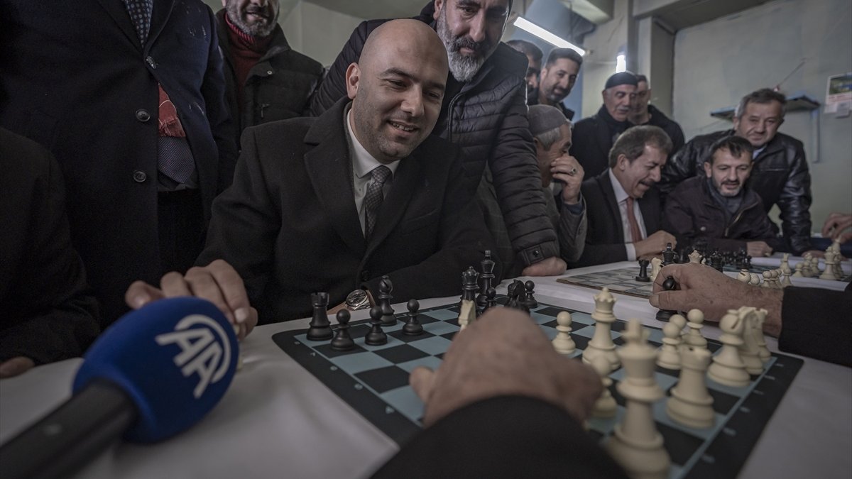 Erzurum'da satranç oynanan kahvehaneye federasyon başkanından ziyaret