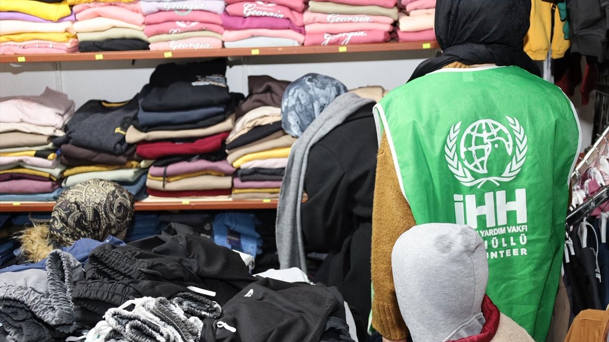 Güroymak'ta çocuklara bayramlık kıyafet desteği