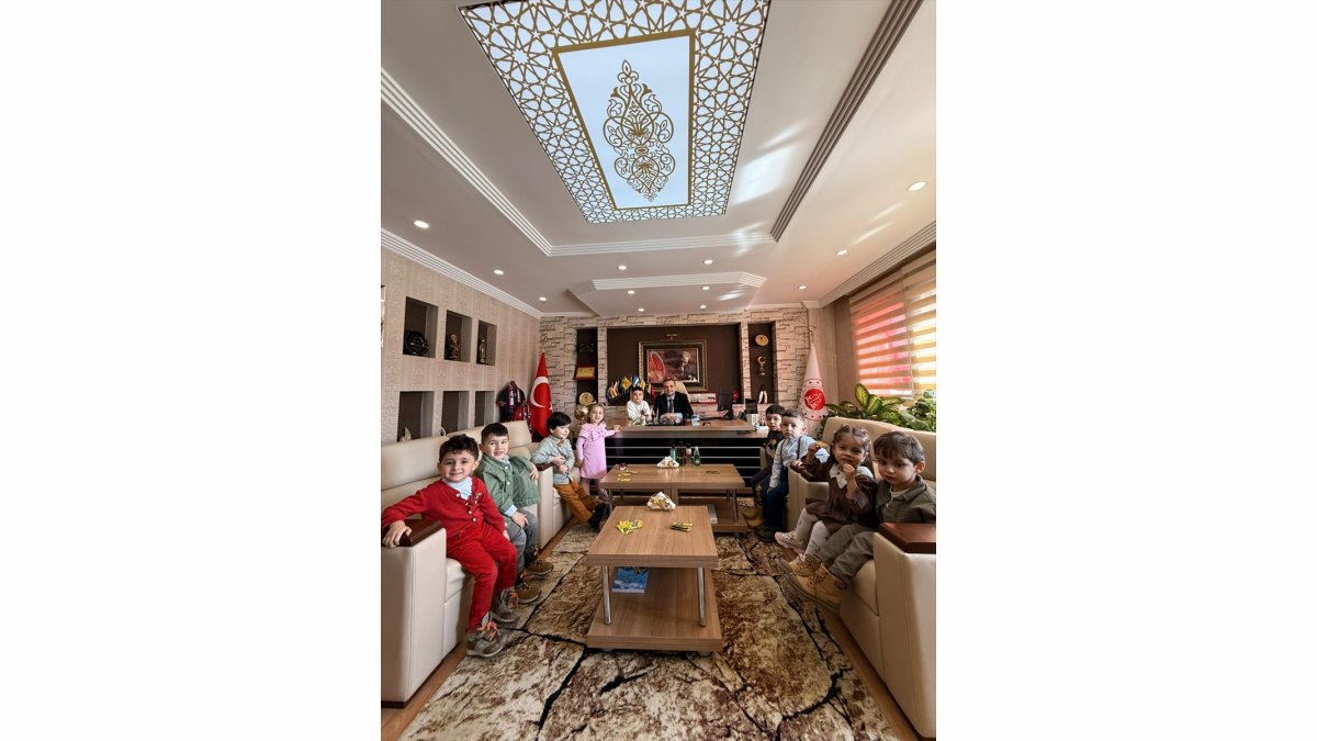 Hakkari Cumhuriyet Başsavcısı Hazinedaroğlu, makamında kabul ettiği çocuklarla bayramlaştı