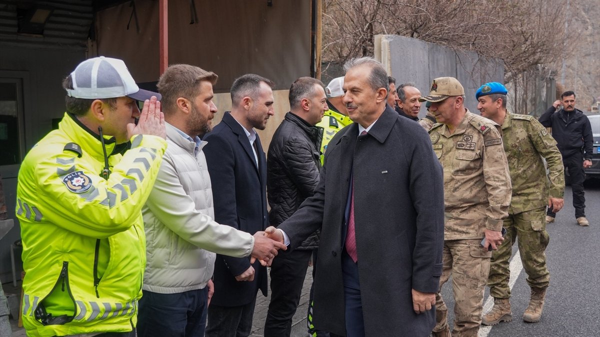 Hakkari Valisi Taşyapan, emniyet ve jandarma personeliyle bayramlaştı