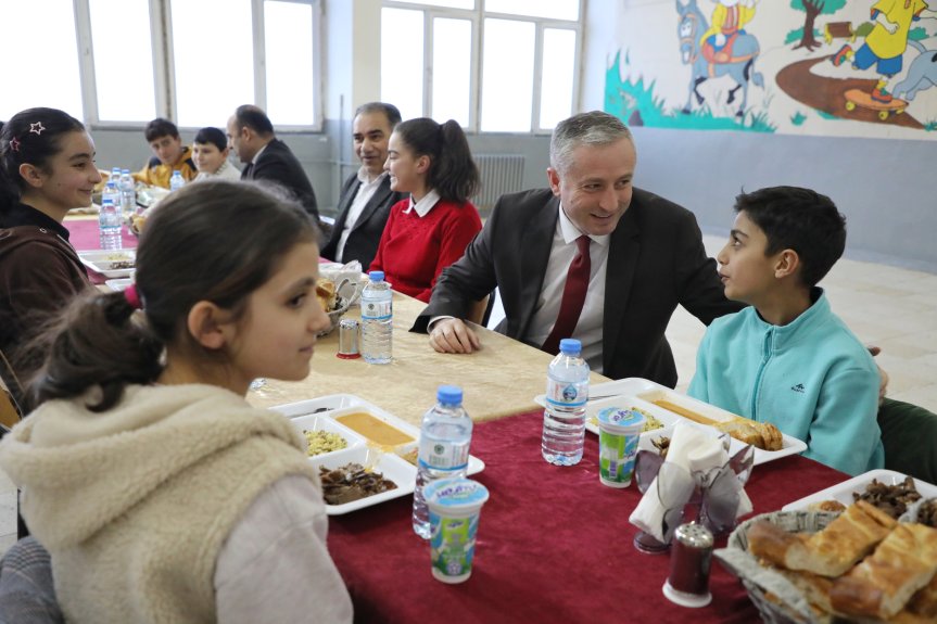 İl Milli Eğitim Müdürü Kökrek öğrencilerle iftarda buluştu 3