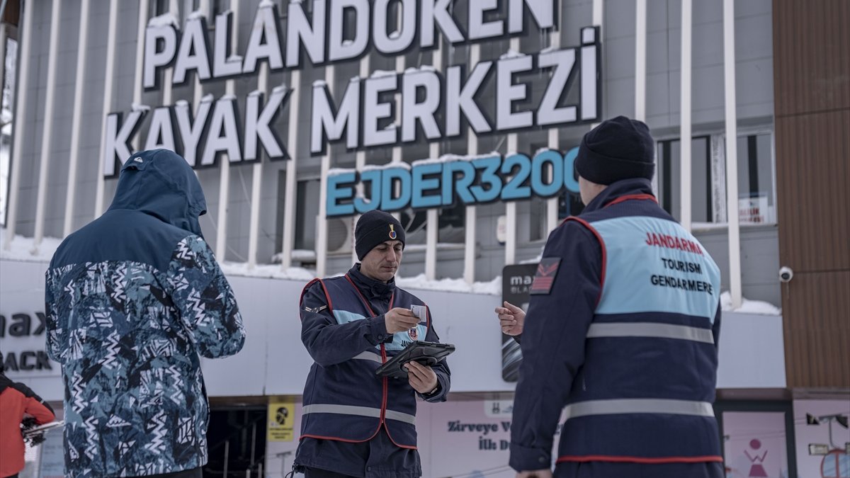 JAK ve turizm jandarması Palandöken'de kayak güvenliği için yoğun mesai yapıyor