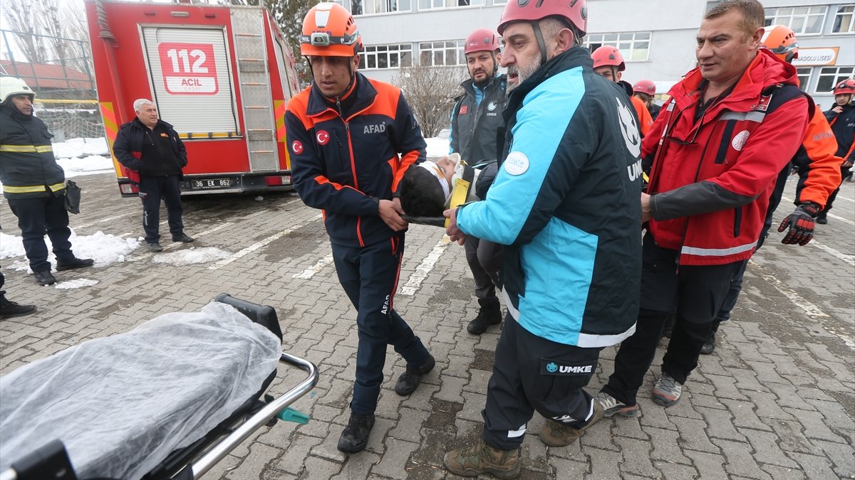 Kars'ta bir lisede deprem ve yangın tatbikatı yapıldı