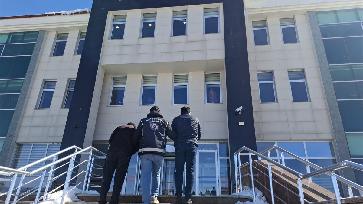 Kars'ta dur ihtarına uymayan araçta 7 düzensiz göçmen yakalandı