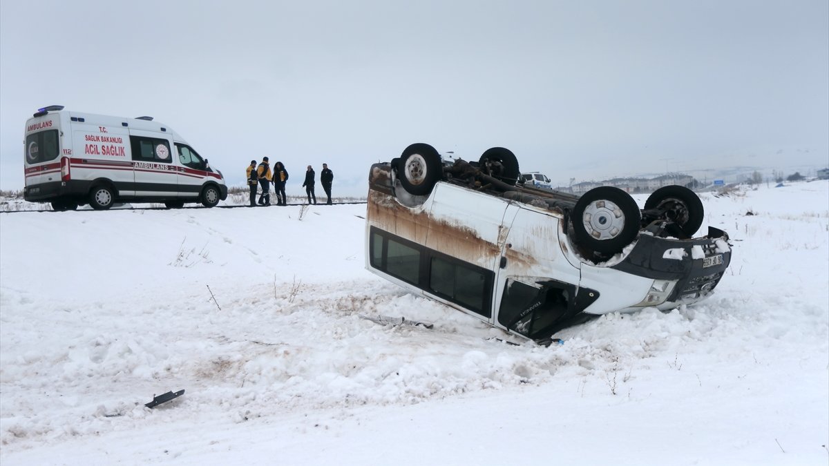 Kars'ta köy minibüsü yoldan çıkıp ters döndü, 5 kişi yaralandı