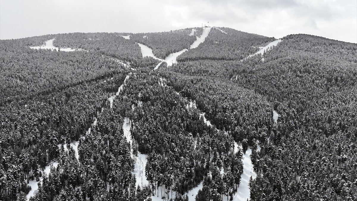 Kars'ta martta kayak keyfi sürüyor
