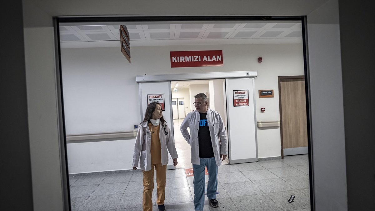 Kıdemli-çömez tartışması evlilikle biten doktorlar acilde hayat kurtarıyor