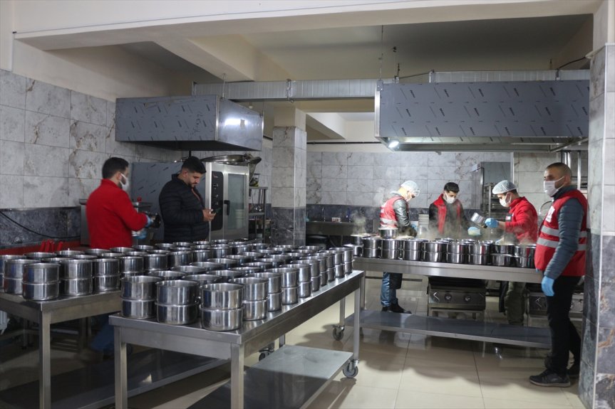 Kızılay Doğubayazıt Şubesi ramazanda her gün 1300 kişiye iftarlık ulaştırıyor 3