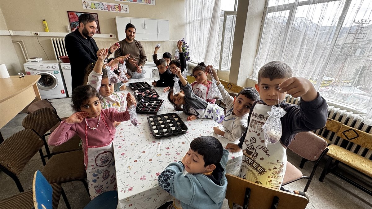 Minik öğrenciler atık yağlardan yaptıkları mis kokulu sabunları annelerine hediye etti