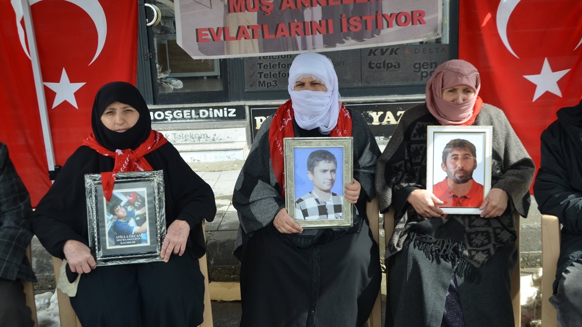 Muş'ta aileler DEM Parti önündeki eylemlerine devam ediyor