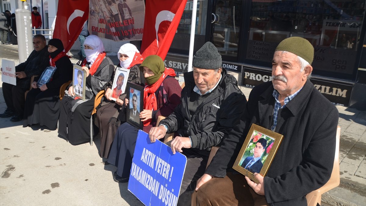 Muş'ta evlatlarına kavuşmak isteyen aileler DEM Parti önündeki eylemlerini sürdürdü