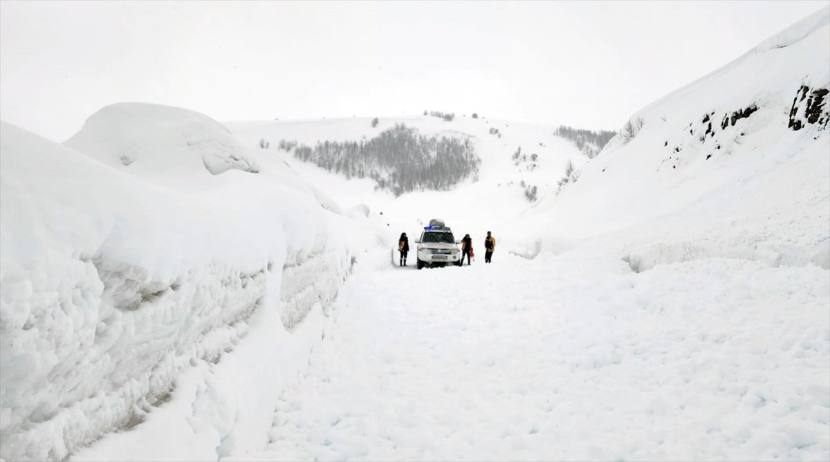 Muş'ta yolu kardan kapanan köydeki hasta ekiplerce hastaneye ulaştırıldı