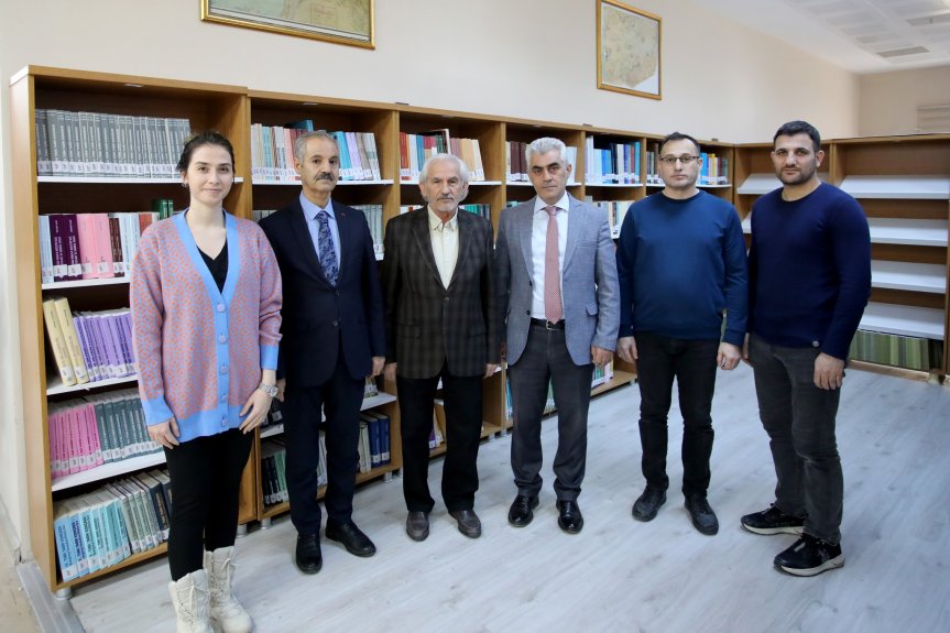 Müzahir kılıç AİÇÜ kütüphanesine 1800 kitap bağışladı 1