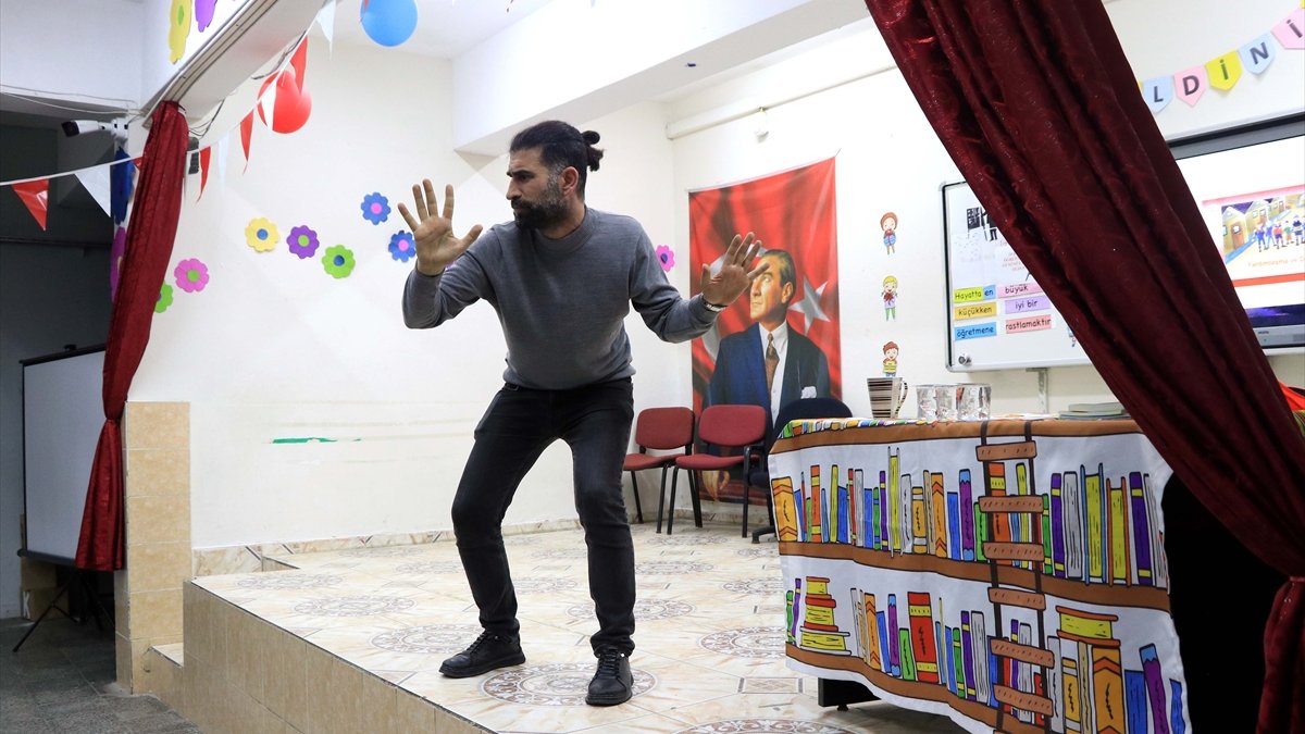 Öğrencilere kitap sevgisi ve afet bilinci aşılamak için kırsaldaki okulları geziyor