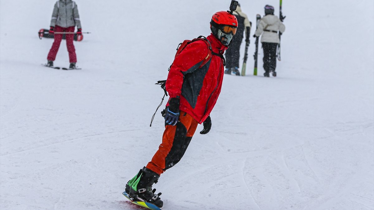 Palandöken'de kar yağışı altında kayak keyfi yaşanıyor