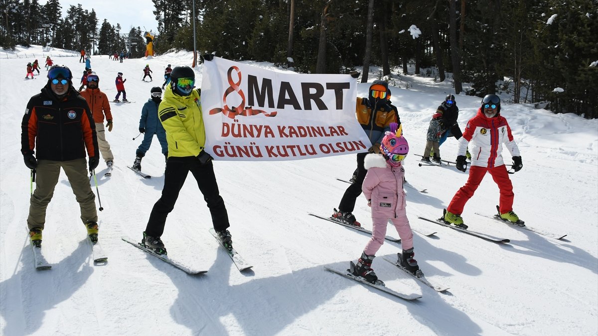 Sarıkamış Kayak Merkezi'ndeki kayak eğitmenleri, kadın kayakseverlere karanfil verdi