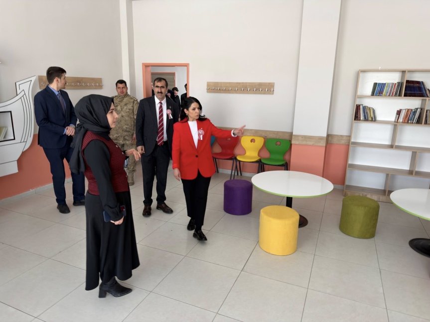 Taşlıçay Atatürk Ortaokulunda kütüphane açıldı 1