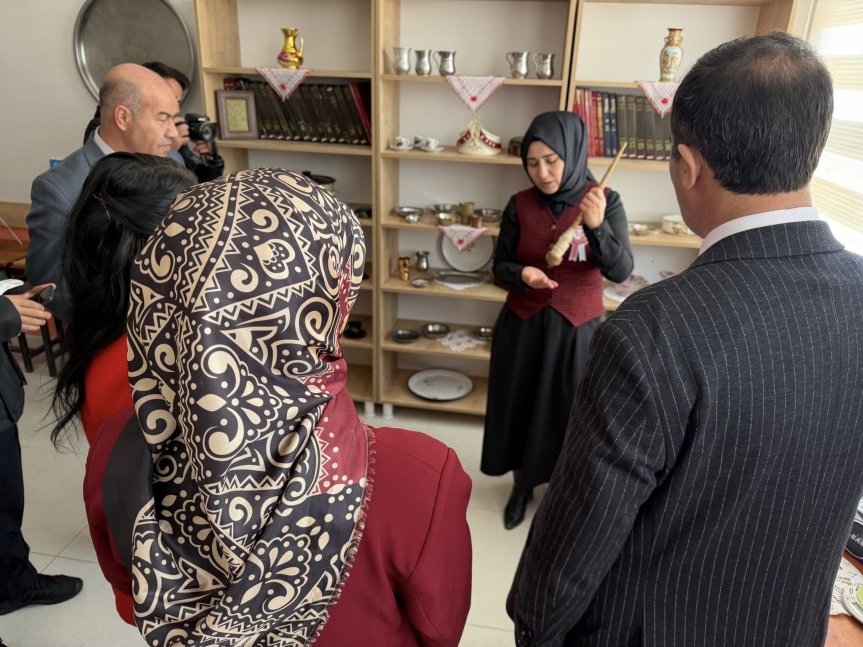 Taşlıçay Atatürk Ortaokulunda kütüphane açıldı 3