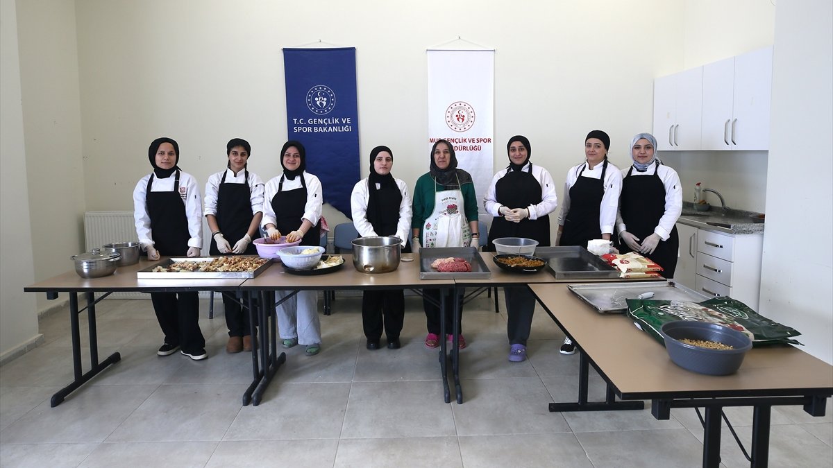 Üniversite öğrencileri Ninemin Tarifleri Atölyesi ile yöresel yemekleri öğreniyor