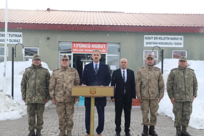 Vali Bozkurt, görev başındaki asker ve polisle bayramlaştı 2