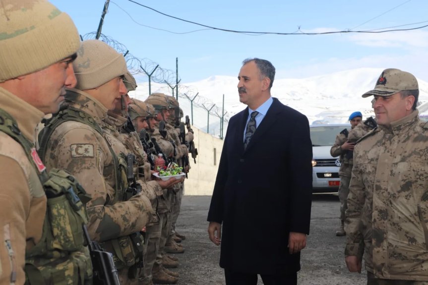 Vali Bozkurt, görev başındaki asker ve polisle bayramlaştı 5