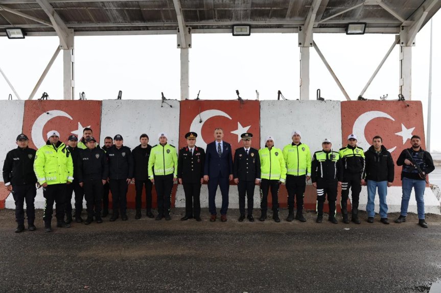 Vali Bozkurt, görev başındaki asker ve polisle bayramlaştı 6