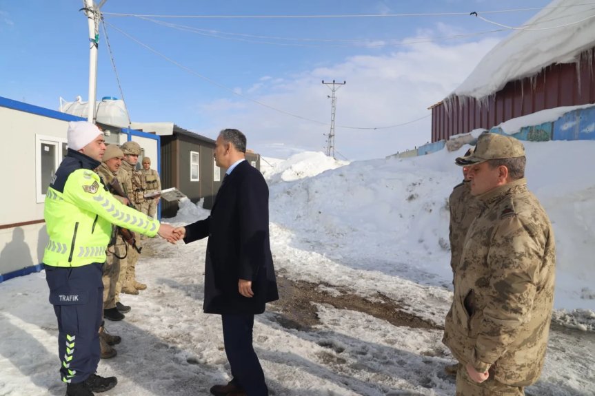 Vali Bozkurt, görev başındaki asker ve polisle bayramlaştı 7