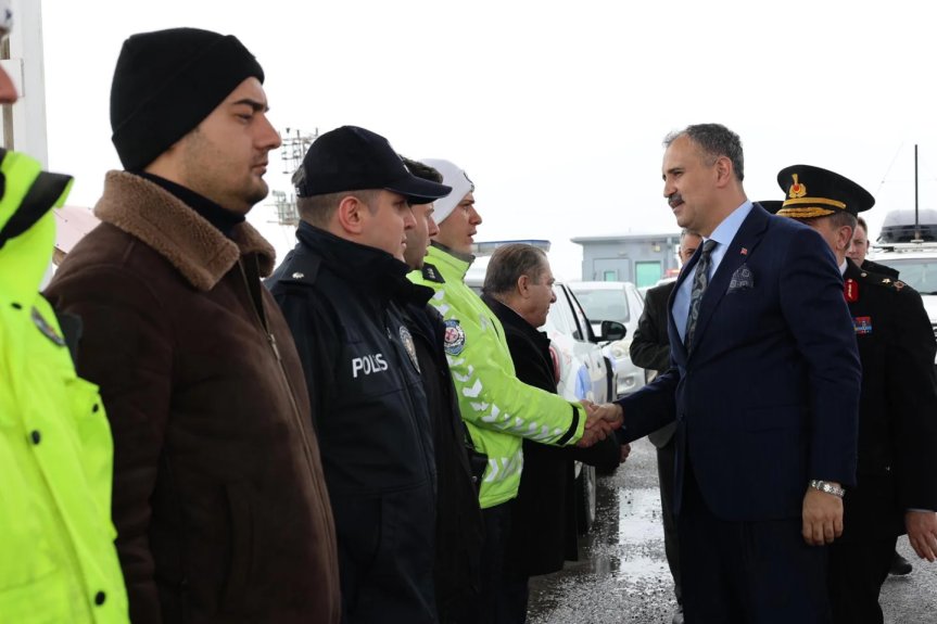 Vali Bozkurt, görev başındaki asker ve polisle bayramlaştı 9