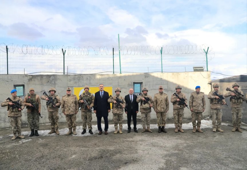 Vali Bozkurt, görev başındaki asker ve polisle bayramlaştı 10