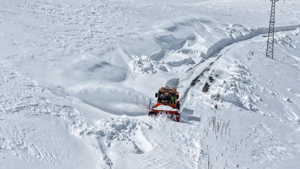 Van'da ekipler kapalı yolları açmak için metrelerce karla mücadele ediyor