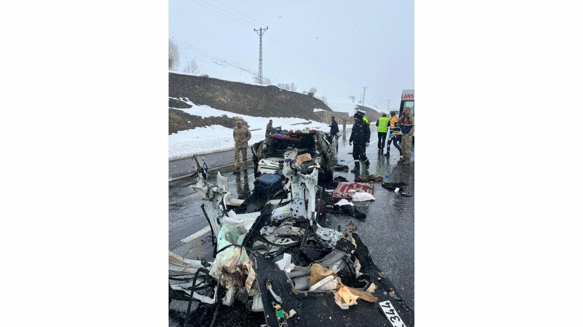 Van'da otomobil ile tırın çarpıştığı kazada 2 kişi öldü, 3 kişi yaralandı